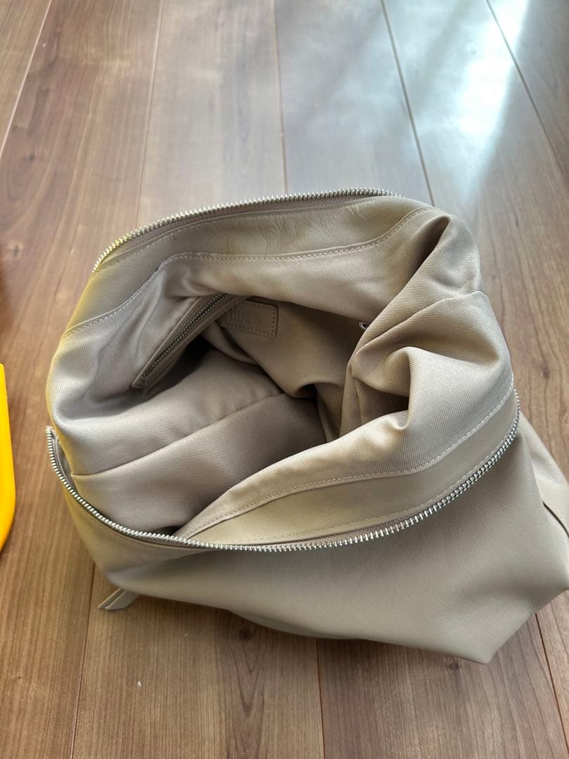 7K4です。Hoaw.　ワンショルダーバッグ　トートバッグ　トープ　本革