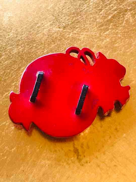 真紅の漆　緻密螺鈿蒔絵　打ち出の小槌　帯留め　アンティーク　木製