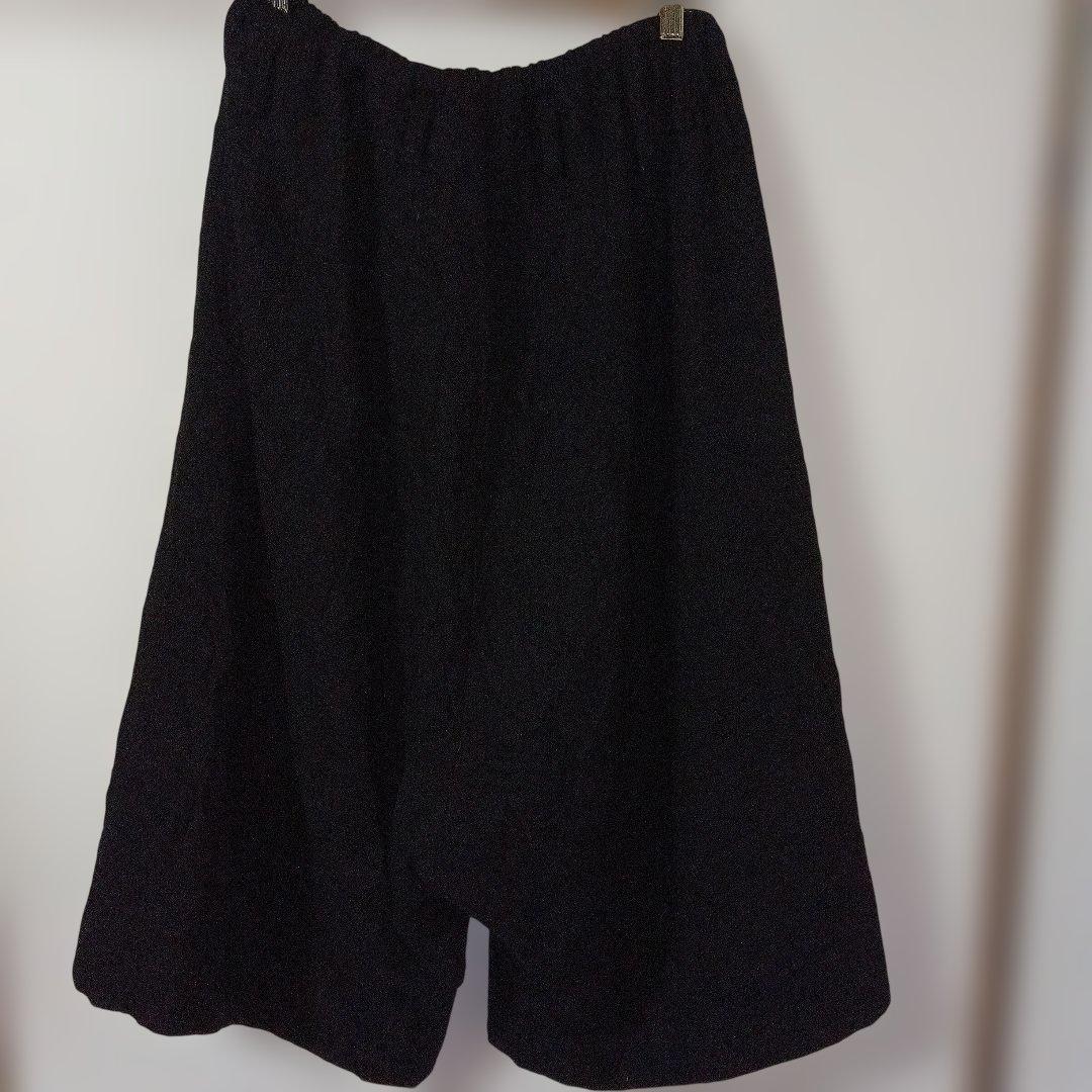 黒いガウチョパンツ ゴム入りウエスト ボタン付き　シワ加工　ワイズ