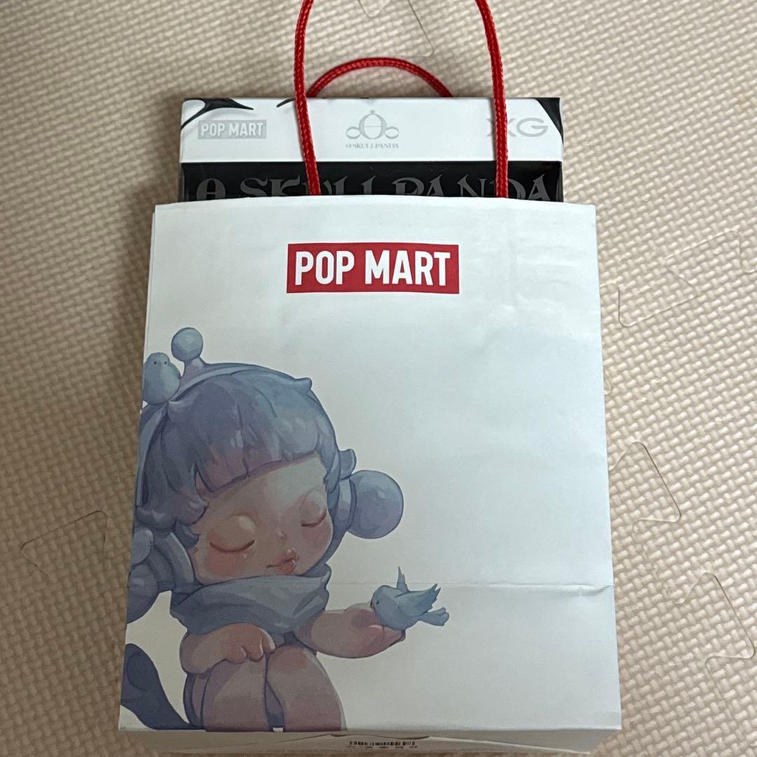 紙袋付き POP MART SKULLPANDA×XG ぬいぐるみペンダント