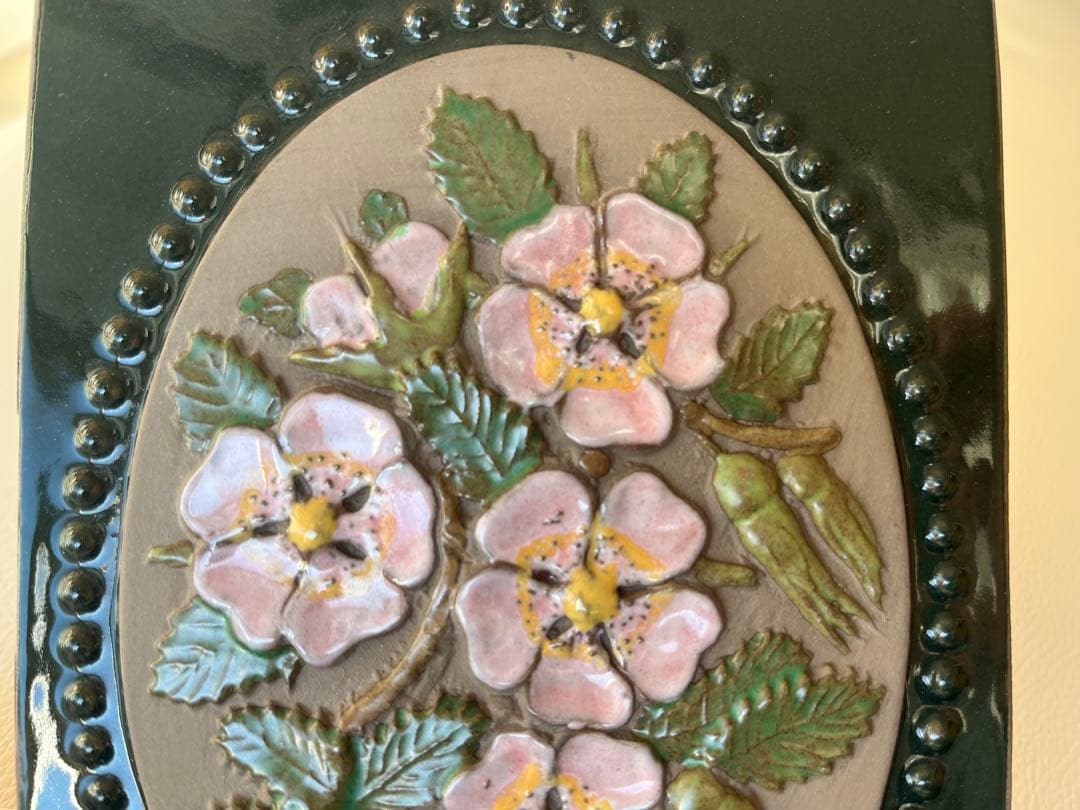 Jie Gantofta（ジイ・ガントフタ）　ローズヒップ　陶板