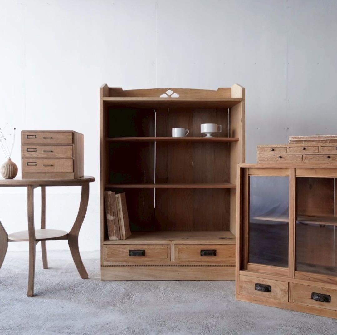 古いガラス戸棚