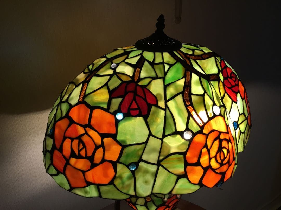 薔薇があでやかな大きなステンドグラス／宙に浮かぶ常夜灯がまるで浮かんでいる様