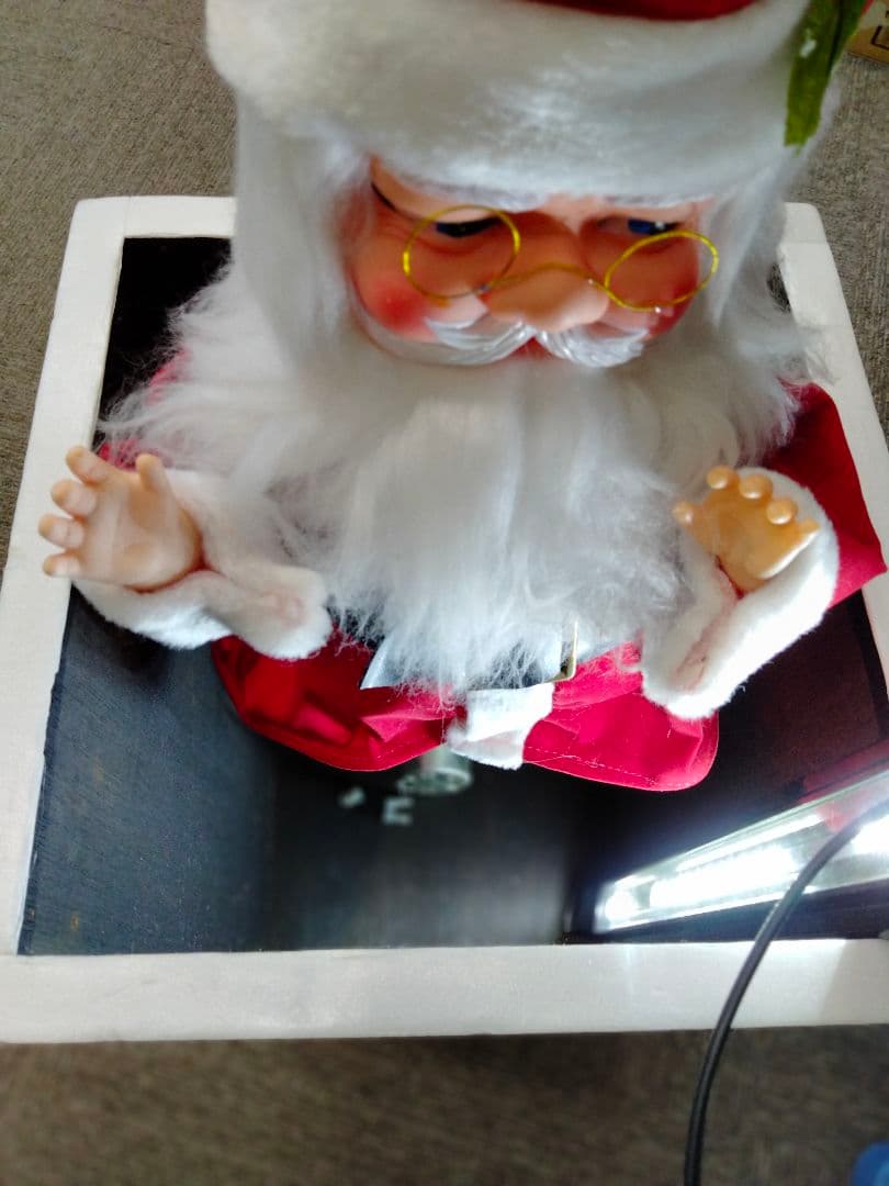 煙突から顔をのぞかせるサンタクロース　サンタ　クリスマス　ディスプレイ