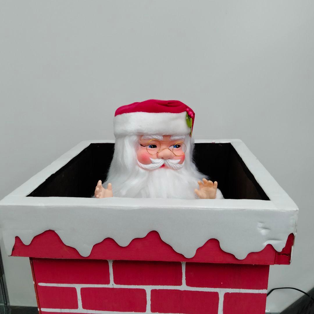 煙突から顔をのぞかせるサンタクロース　サンタ　クリスマス　ディスプレイ