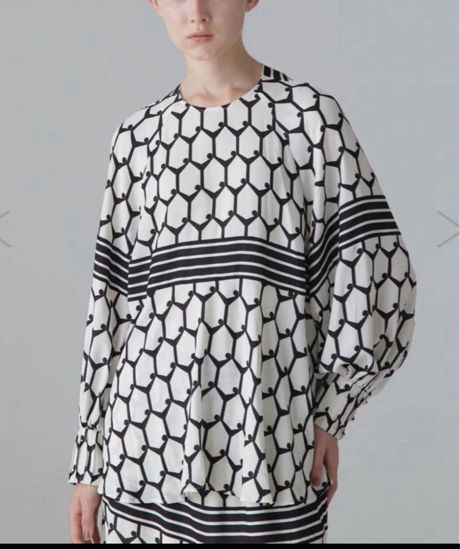 ぷ*ん様 【ADOREアドーア】ヘキサゴンプリントブラウス38《ホワイト》