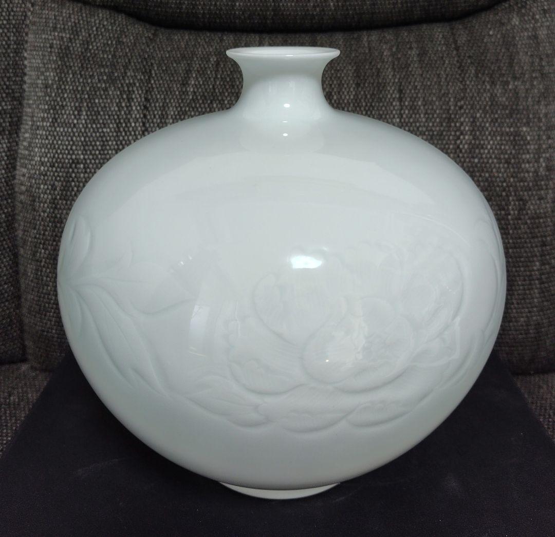 中村清六　佐賀県重要文化財保持者　白磁牡丹彫　壷　図録掲載作品　価格表50万円