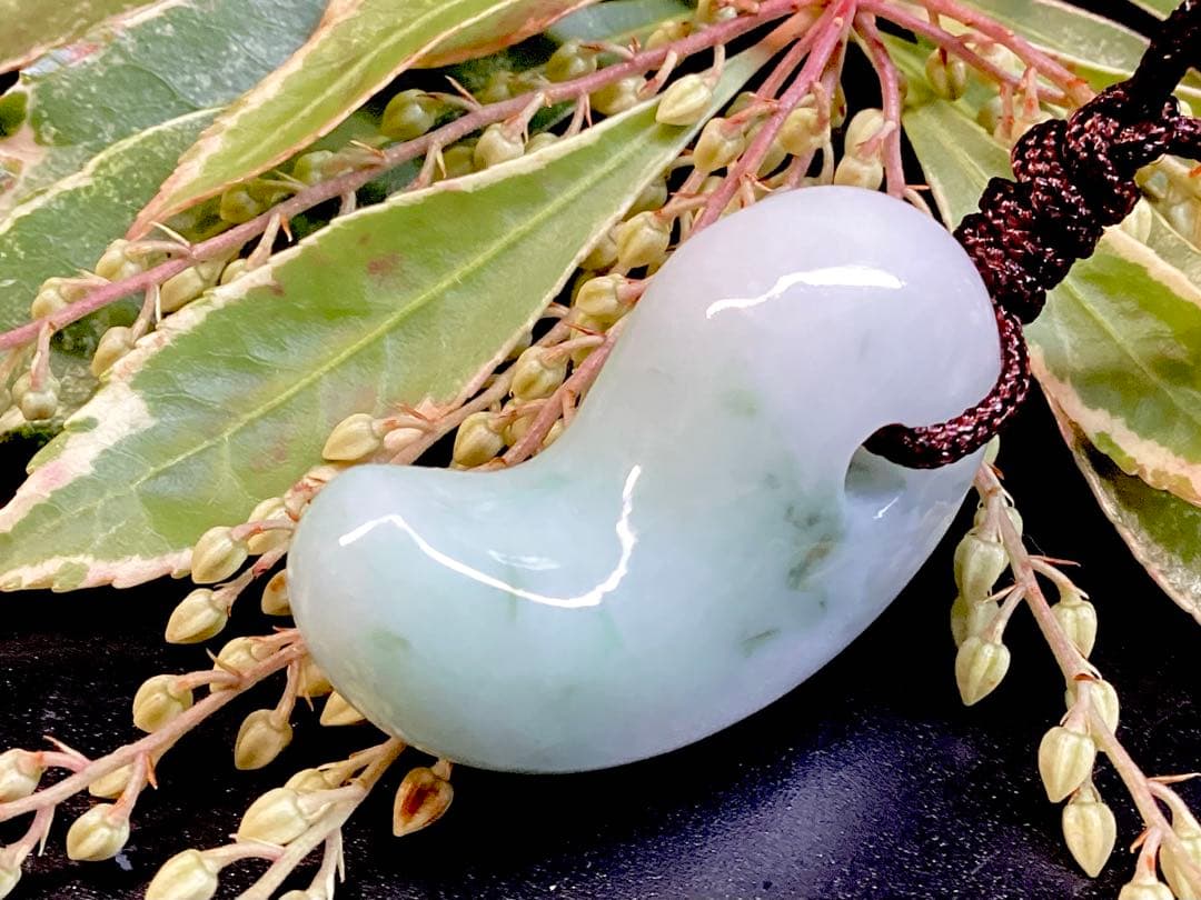 ✳premium糸魚川翡翠 紐付勾玉ネックレス いつも一緒の御守りに　鑑別書付