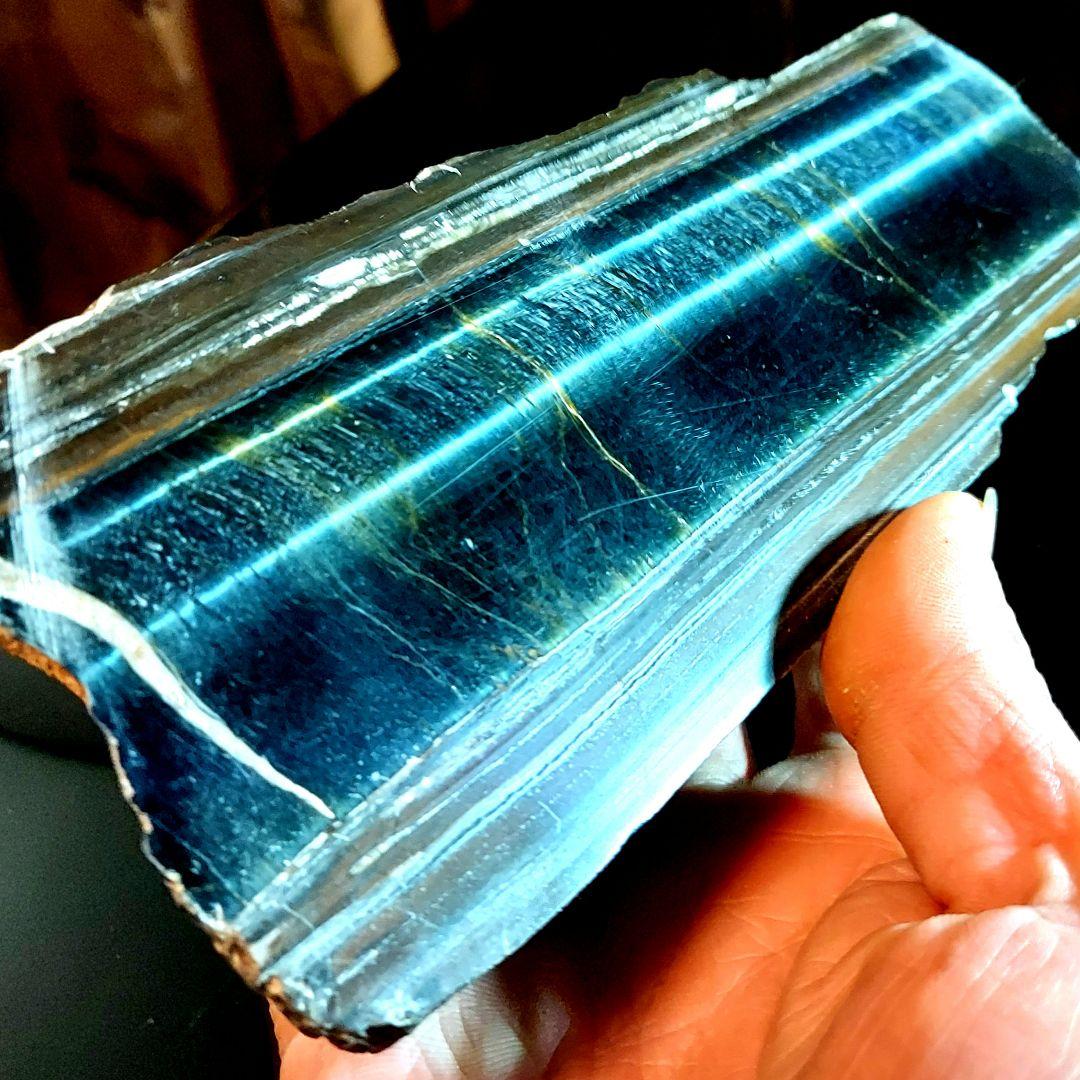 超大きな見事なシラーが浮かぶ青虎黄虎ミックスタイガーアイ原石1面磨き 172