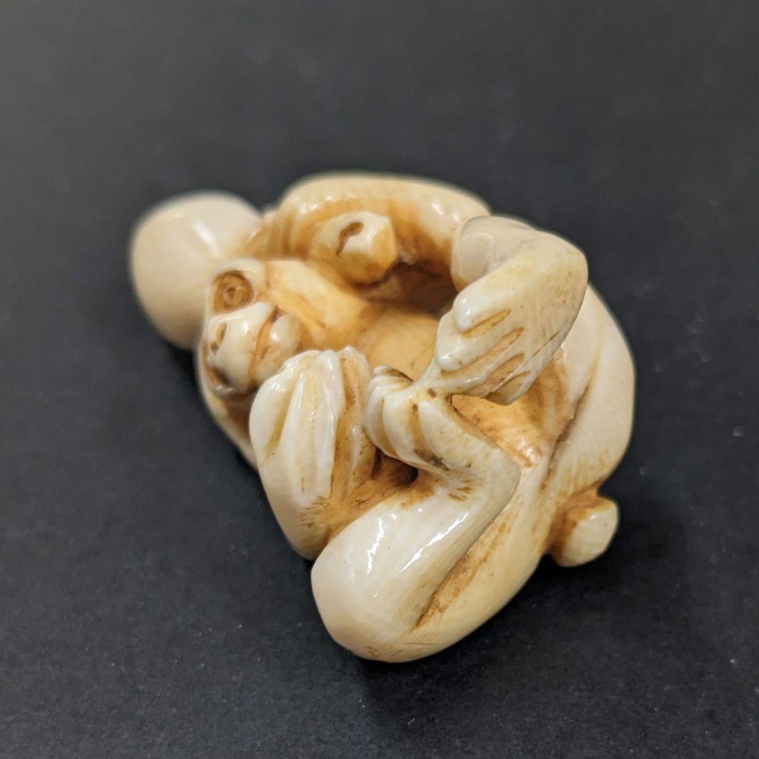 『酔猿』根付　置物　アンティーク　天然素材　彫刻 細密細工　骨董コレクション