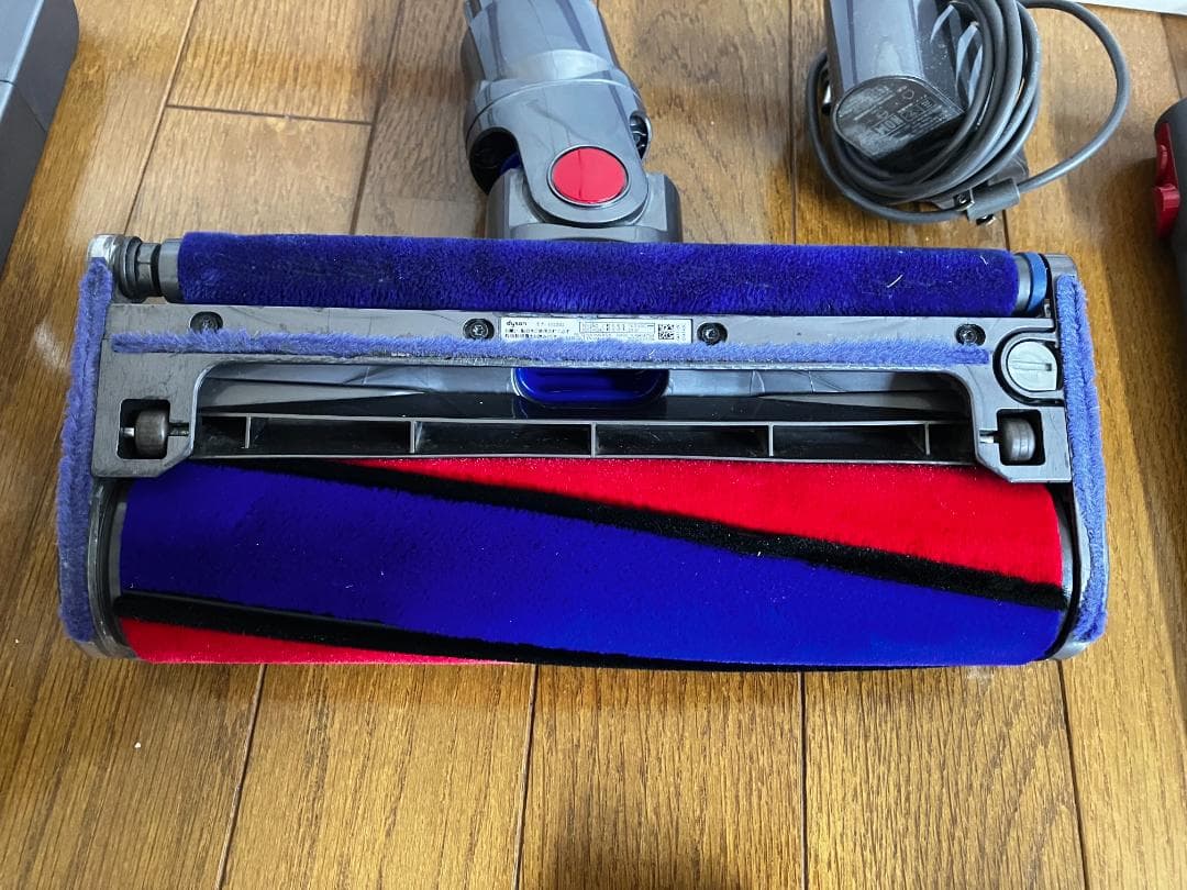 Dyson V8 Fluffy ダイソン 掃除機 希少？「パープル色」