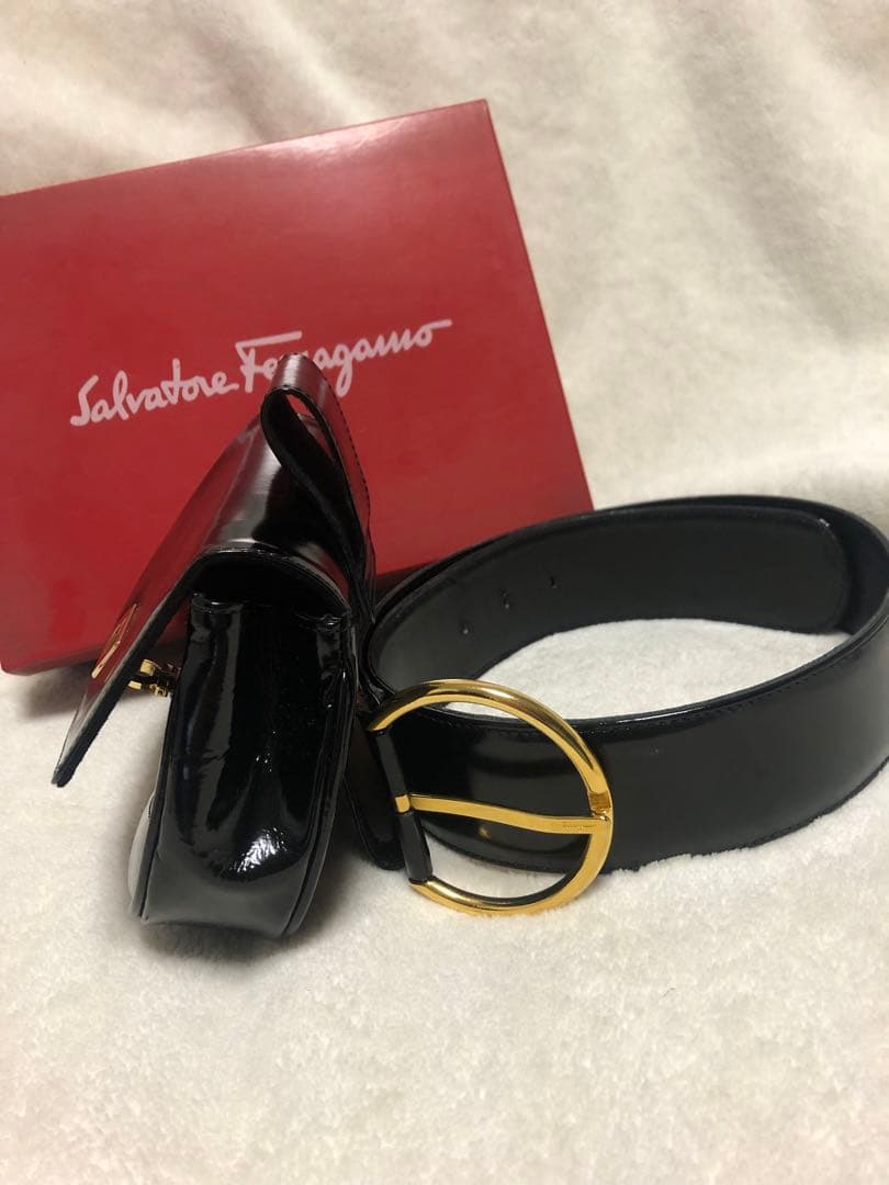 Salvatore ferragamo ガンチー二エナメルウエストポーチ。