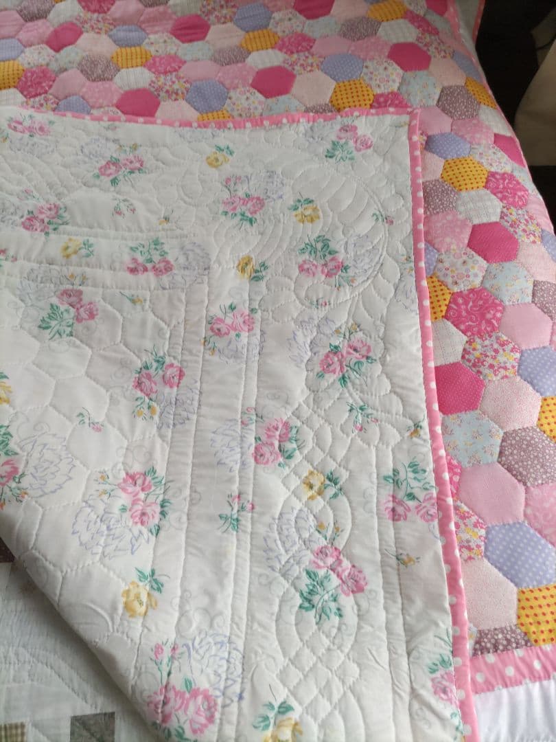 パッチワークキルトタペストリー＆ベッドカバー等に