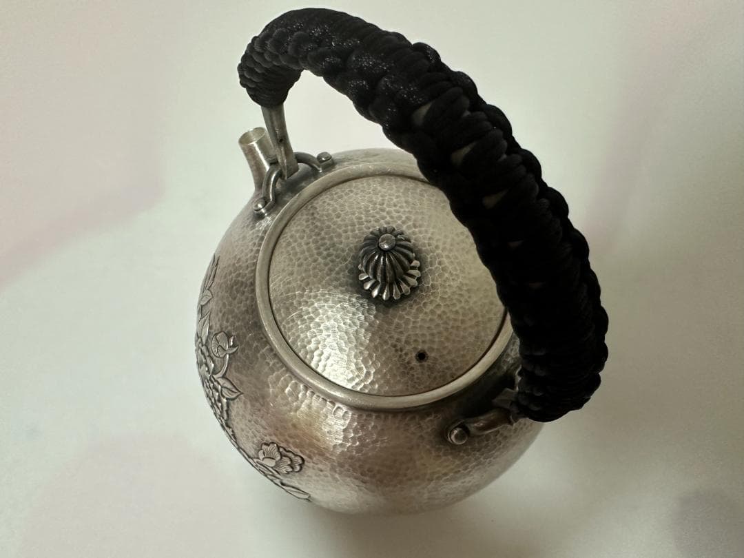 純銀製 牡丹彫り 槌目 菊摘 湯沸 銀瓶 煎茶道具