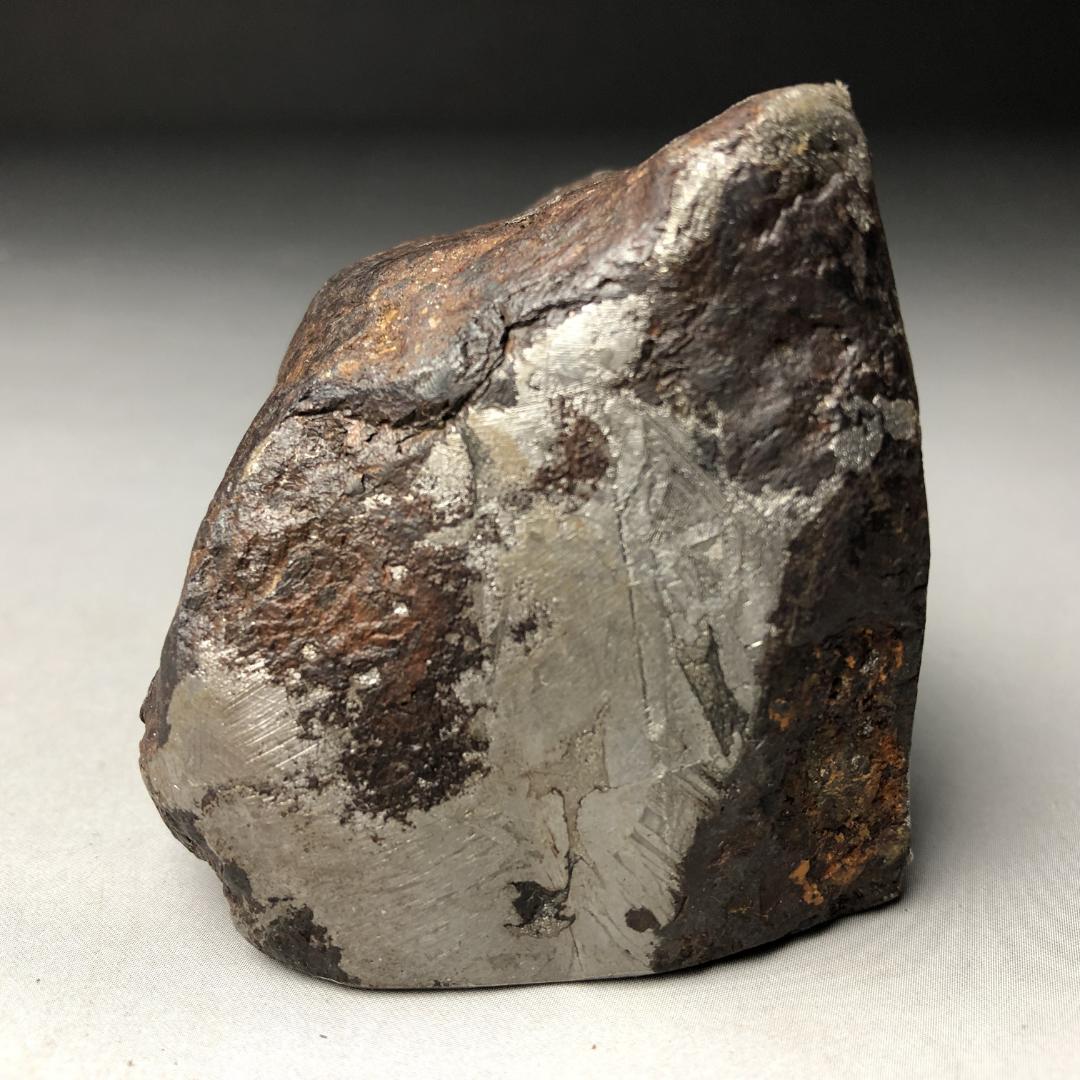 アルタイ隕石 鉄隕石　外皮付き隕石　エンドカット　原石　重さ約553ｇ