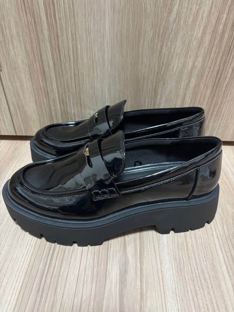 ZARA ブラックエナメル厚底ローファー