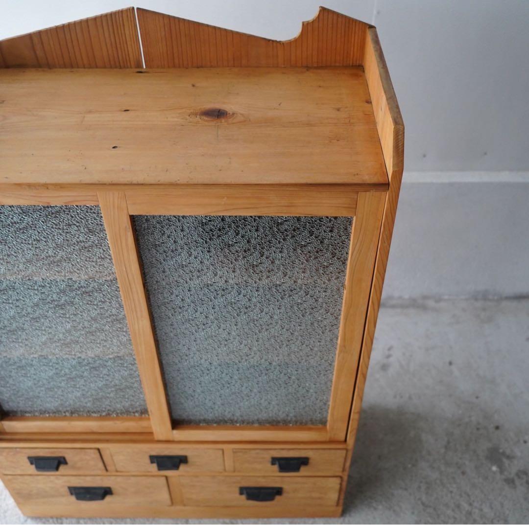 ダイヤガラスのキャビネット