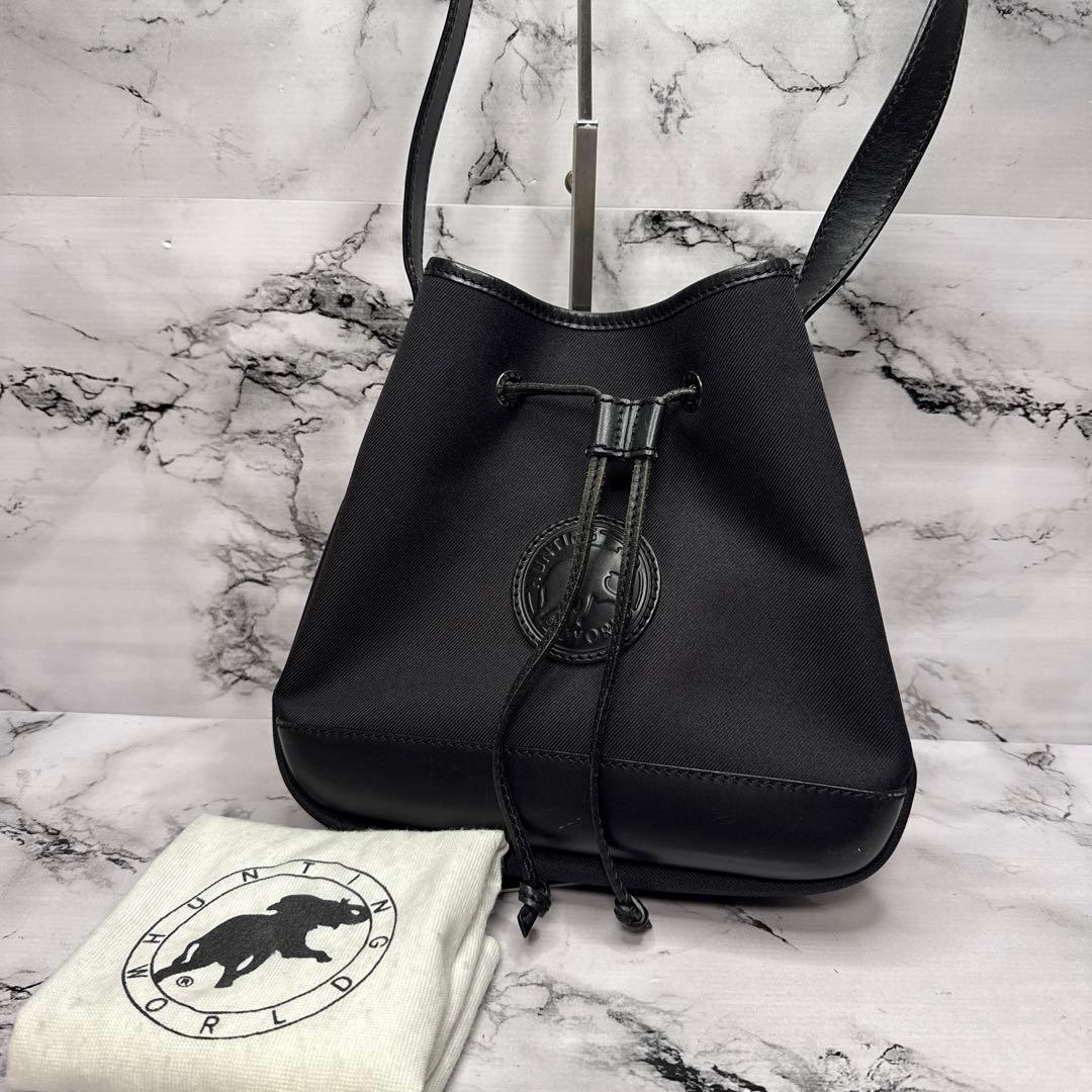 (美品)大人気、ハンティングワールド、ショルダーバッグ、巾着タイプ、男女兼用、黒