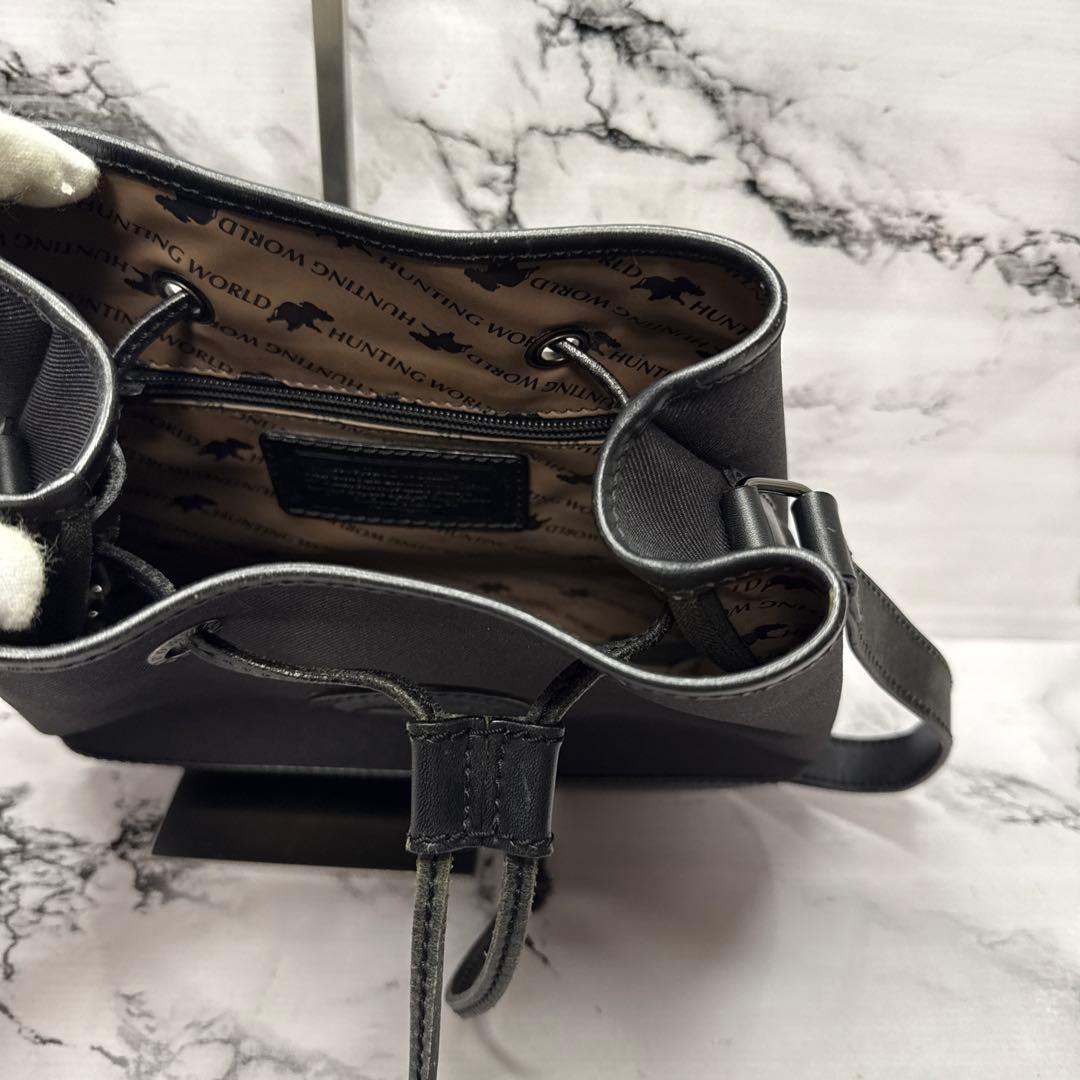 (美品)大人気、ハンティングワールド、ショルダーバッグ、巾着タイプ、男女兼用、黒