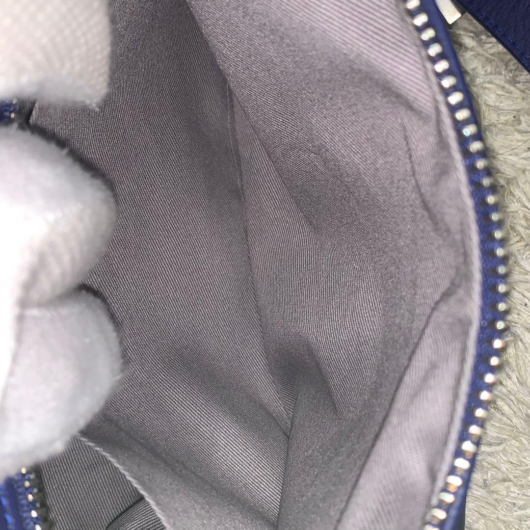 美品✨kawa-kawaカワカワ ハトメ ボディバッグ ショルダー レザー 紺色