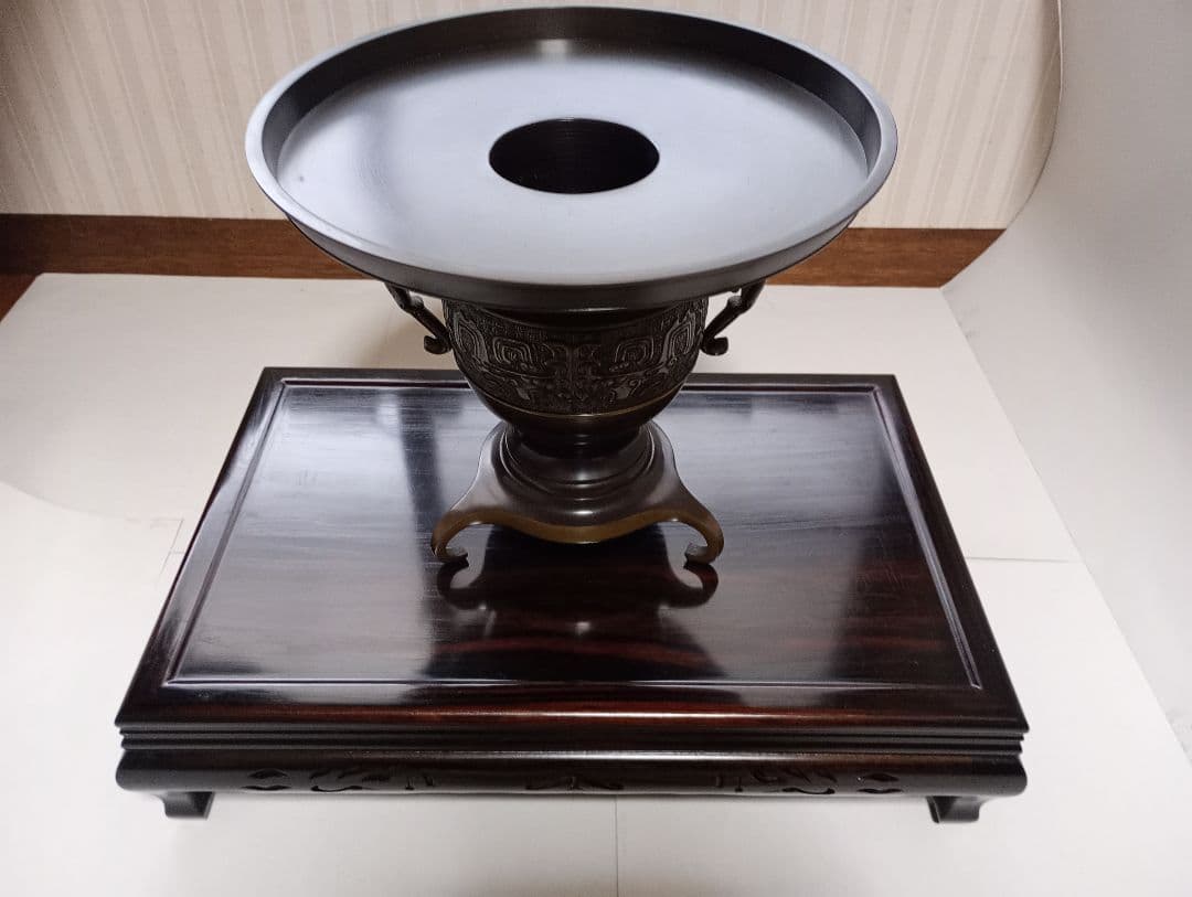 「唐銅 花器 薄端」＆「木製 花瓶台」2点セットです。