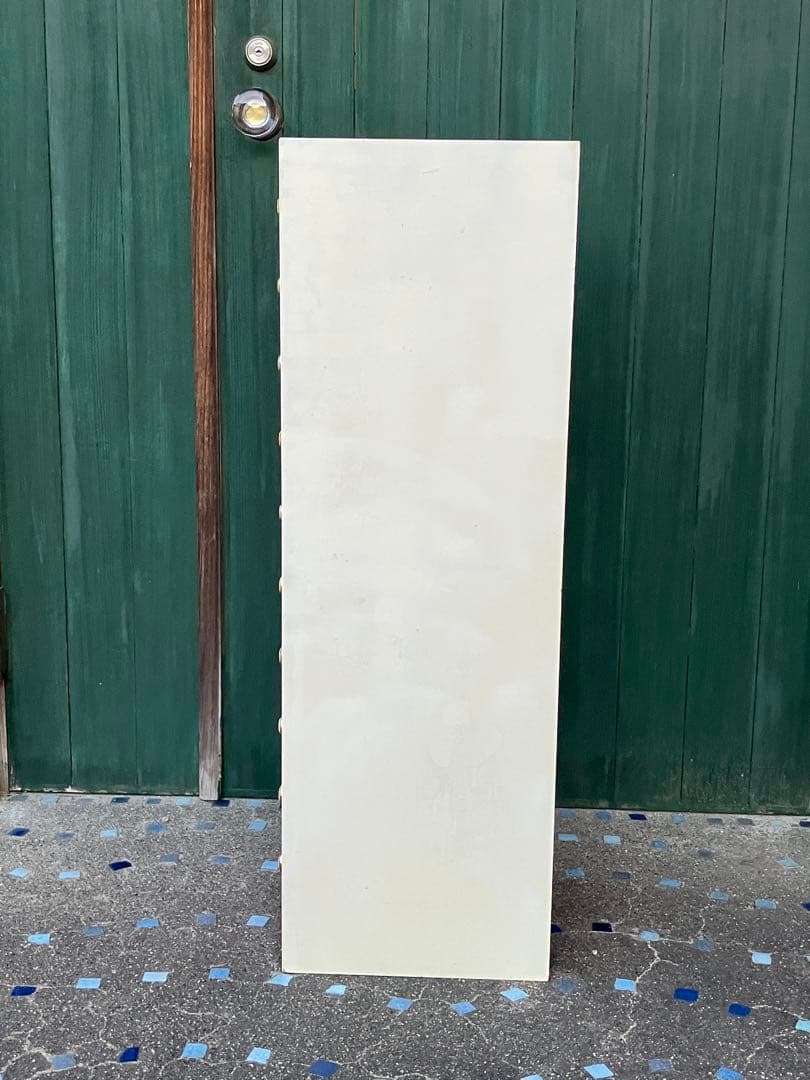 昭和レトロでスリムなチェスト はオレンジ色 中古家具 シールやその跡形あり