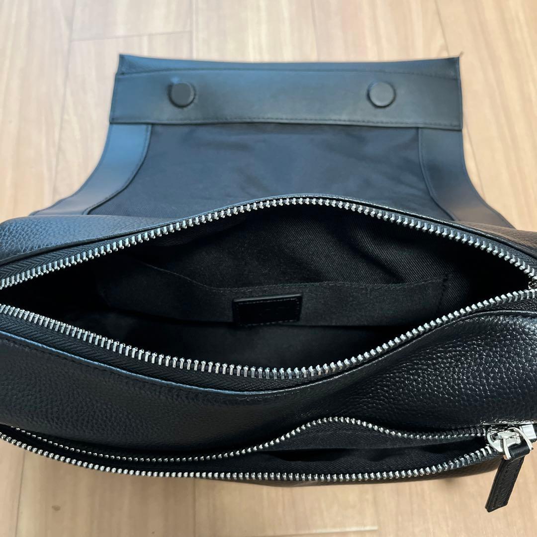 黒 レザー ボディバッグ ジッパーポケット付き
