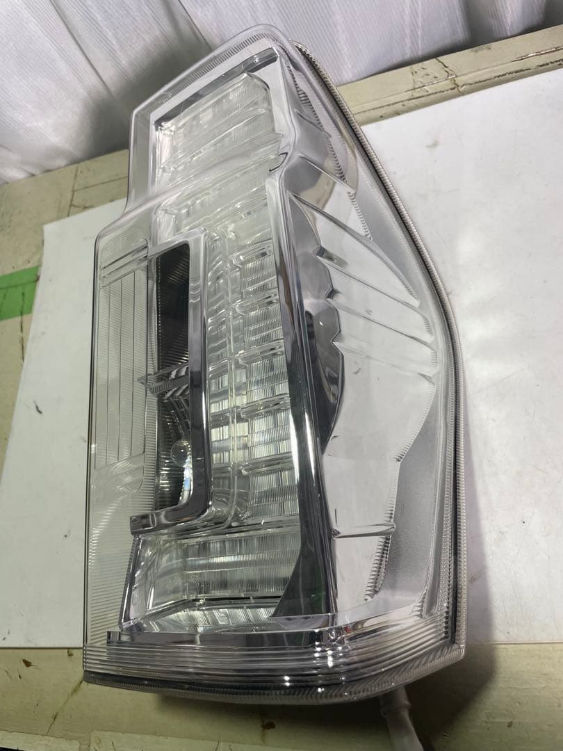 LA600S タントカスタム　前期　テールライト　右側