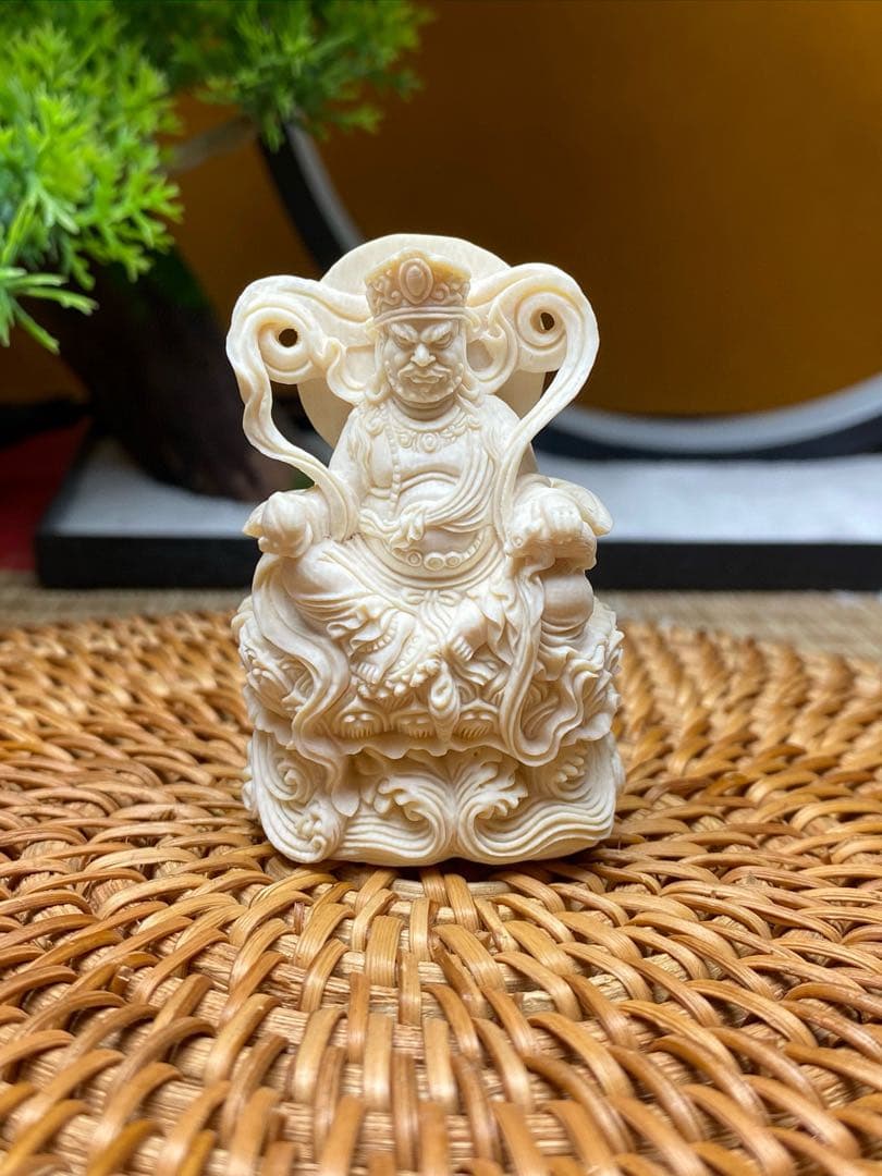 天然マンモス牙美しい手作り彫刻　黄財神　小さいな置物