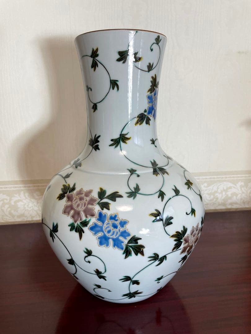 吉田美統　九谷焼(錦山窯) 色絵蝶花唐草文花瓶