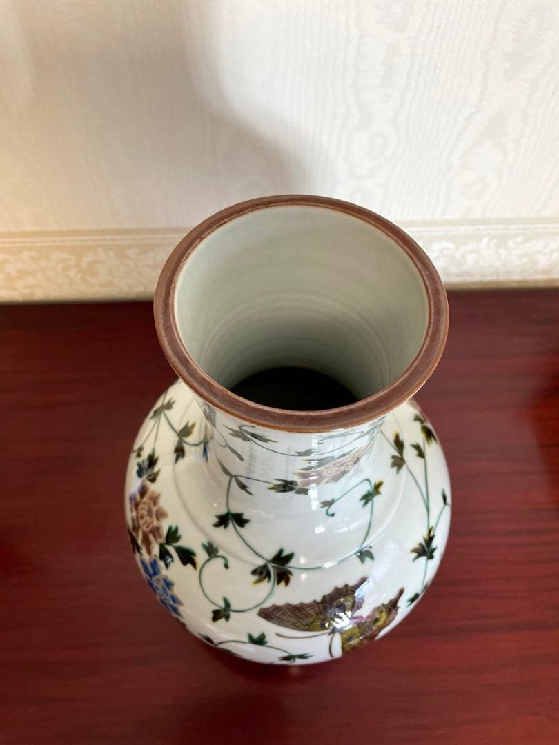 吉田美統　九谷焼(錦山窯) 色絵蝶花唐草文花瓶