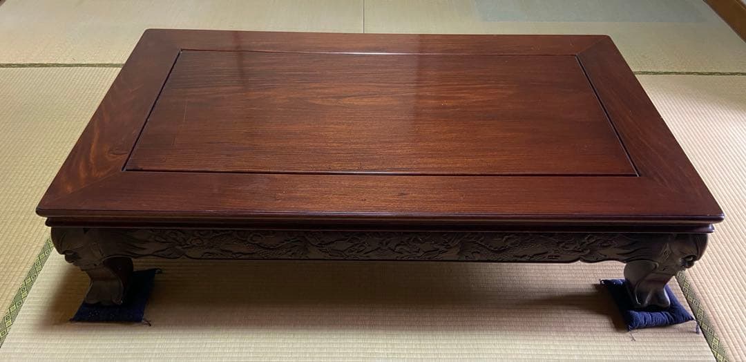 四周側と脚に彫装飾付きテーブル