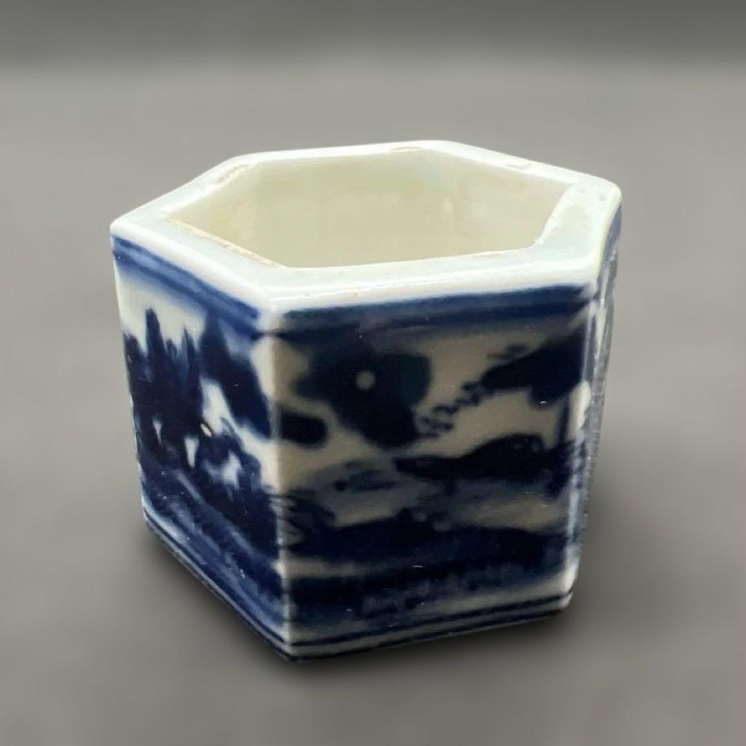 六角山水染付水滴　春雅堂製　文房具　時代品