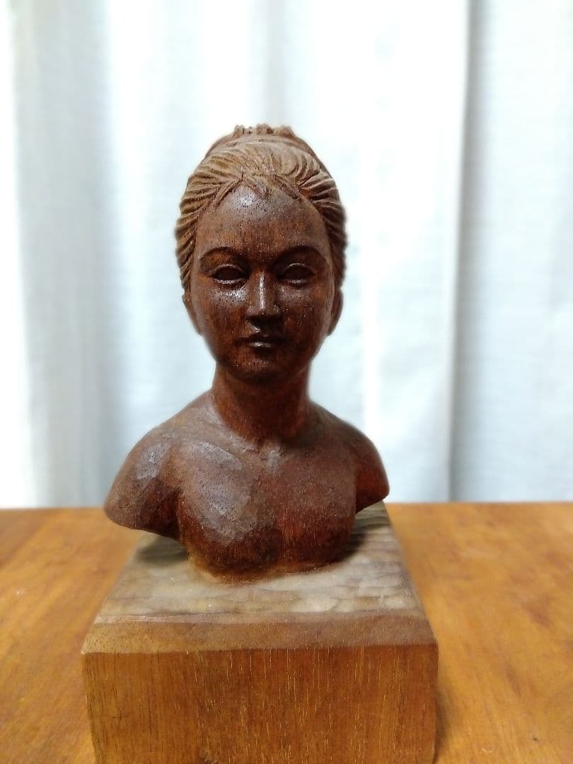 木製女性胸像彫刻