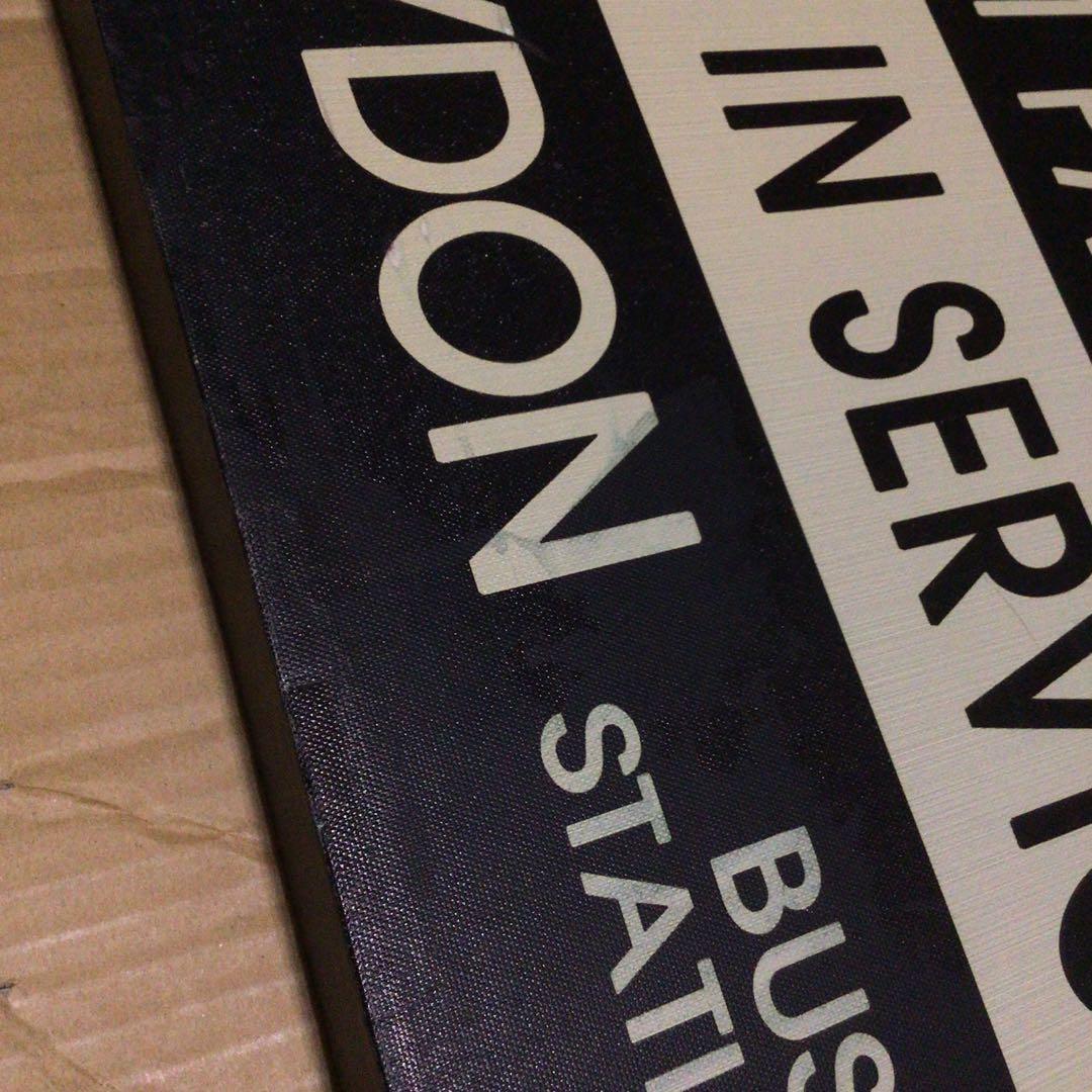 バス停 行き先表示板 木製 黒白　イギリス ロンドン インテリア