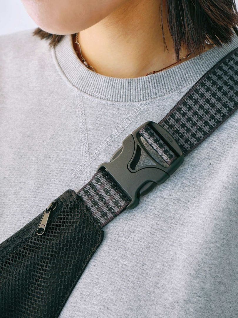 familiar newera ボディバッグ Black