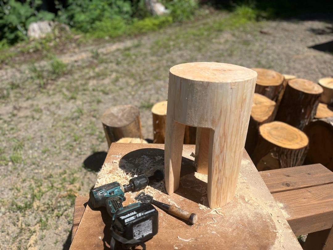 ヒノキ香る天然無垢スツール｜森を歩くようにリラックスできる！ 椅子 丸太 花台