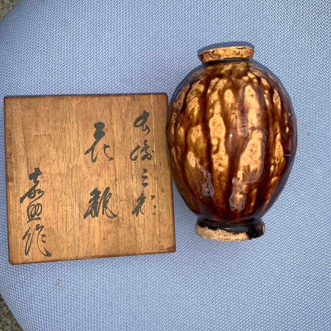 創作花瓶　精巧な彫り物