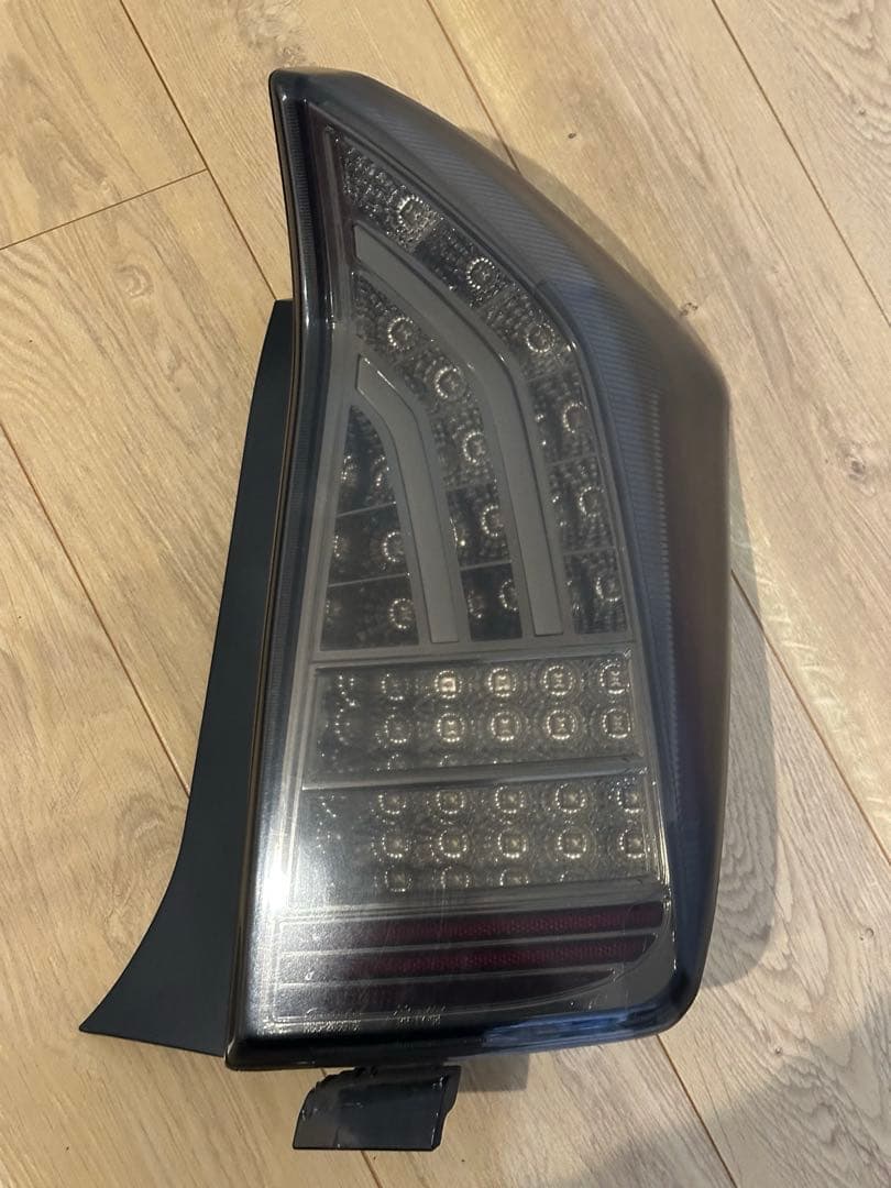 30 プリウス テールランプ レヴィーア