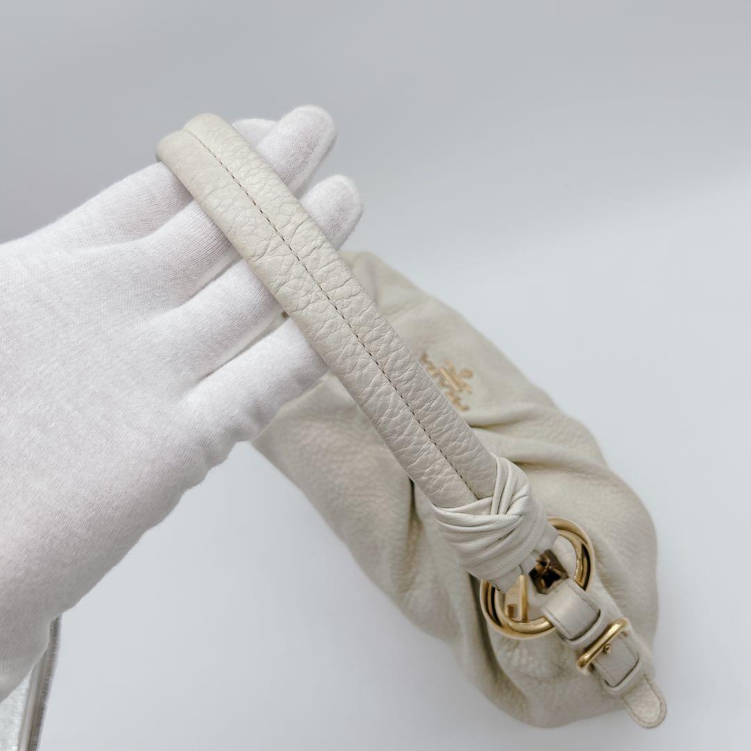 PRADA ワンハンドバッグ レザー ホワイト メタルロゴ ハーフムーン