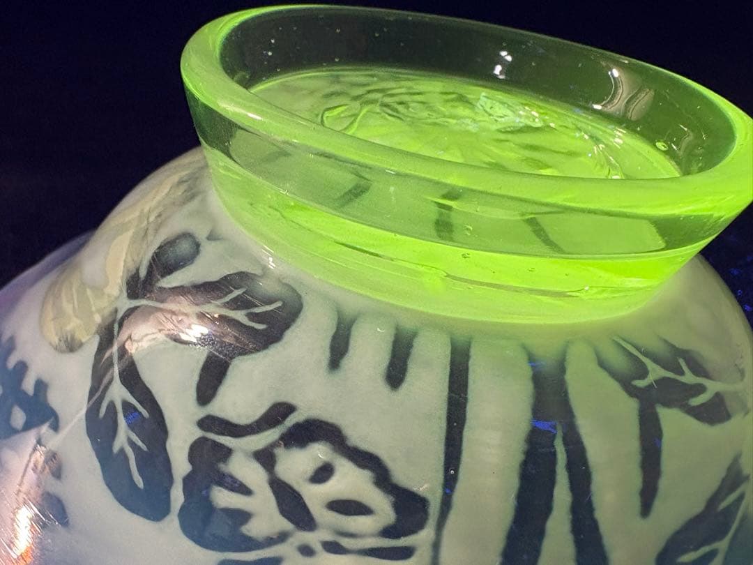 大正ガラス　和ガラス　菖蒲に蝶透かしウランガラス 桃色乳白氷コップ 12cm