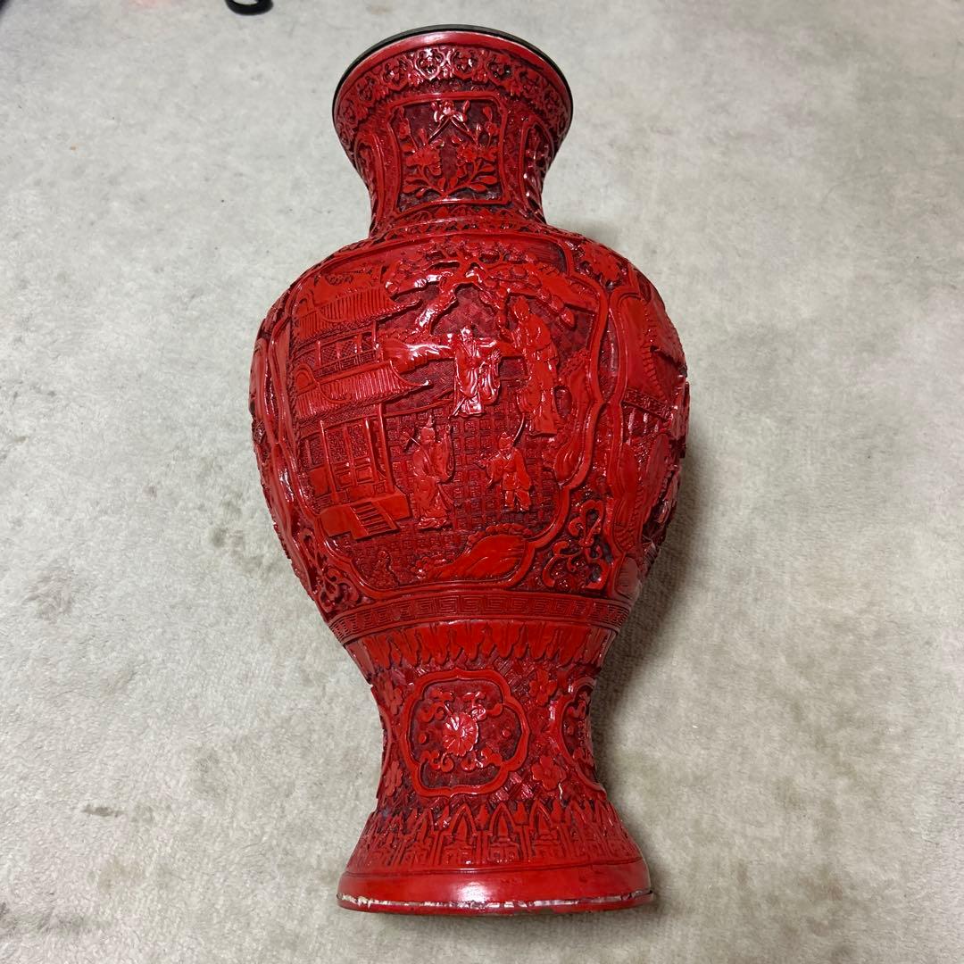 赤い陶器の花瓶