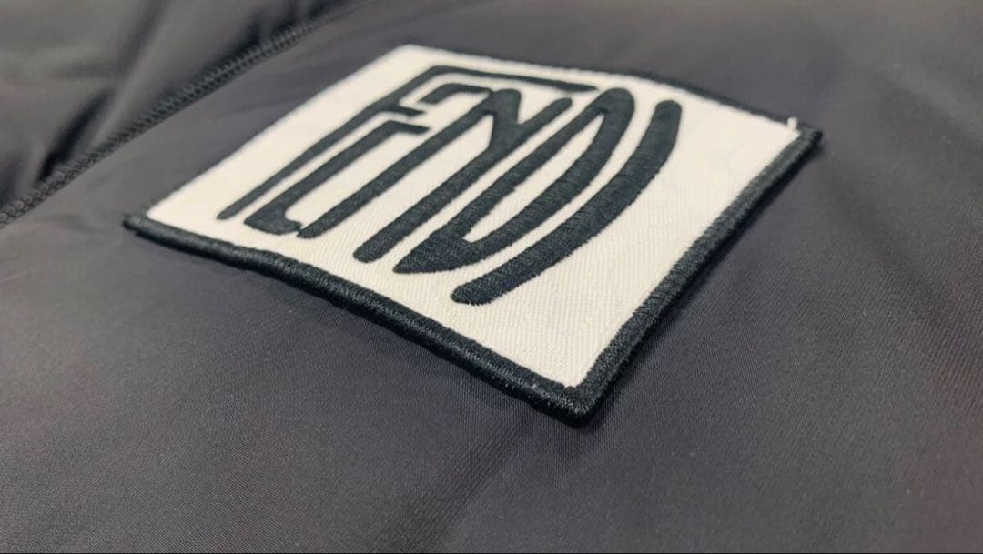 極美品FENDI フェンディ リバーシブルロゴダウンベスト【48】