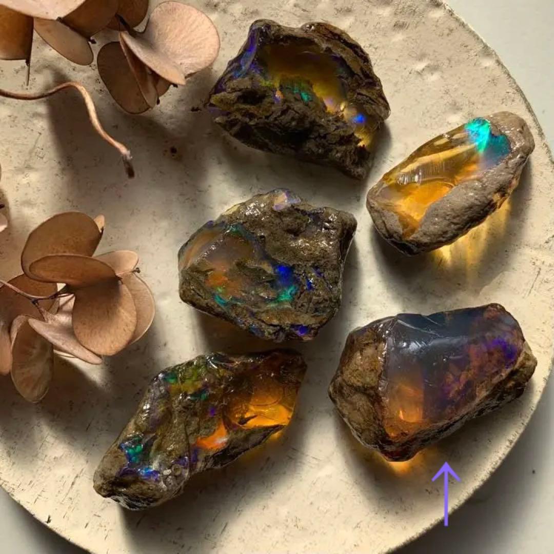 青い斑の浮かぶ魅力的なオパール82ct/鉱物標本