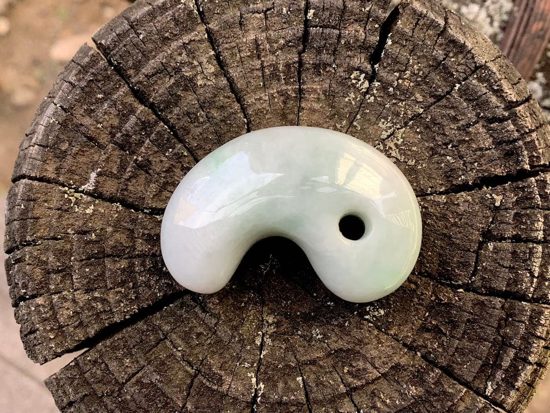 ✳お値段と品質に自信あり‼️糸魚川翡翠勾玉　本物ジェダイトをお身近に　機械鑑定付‼️