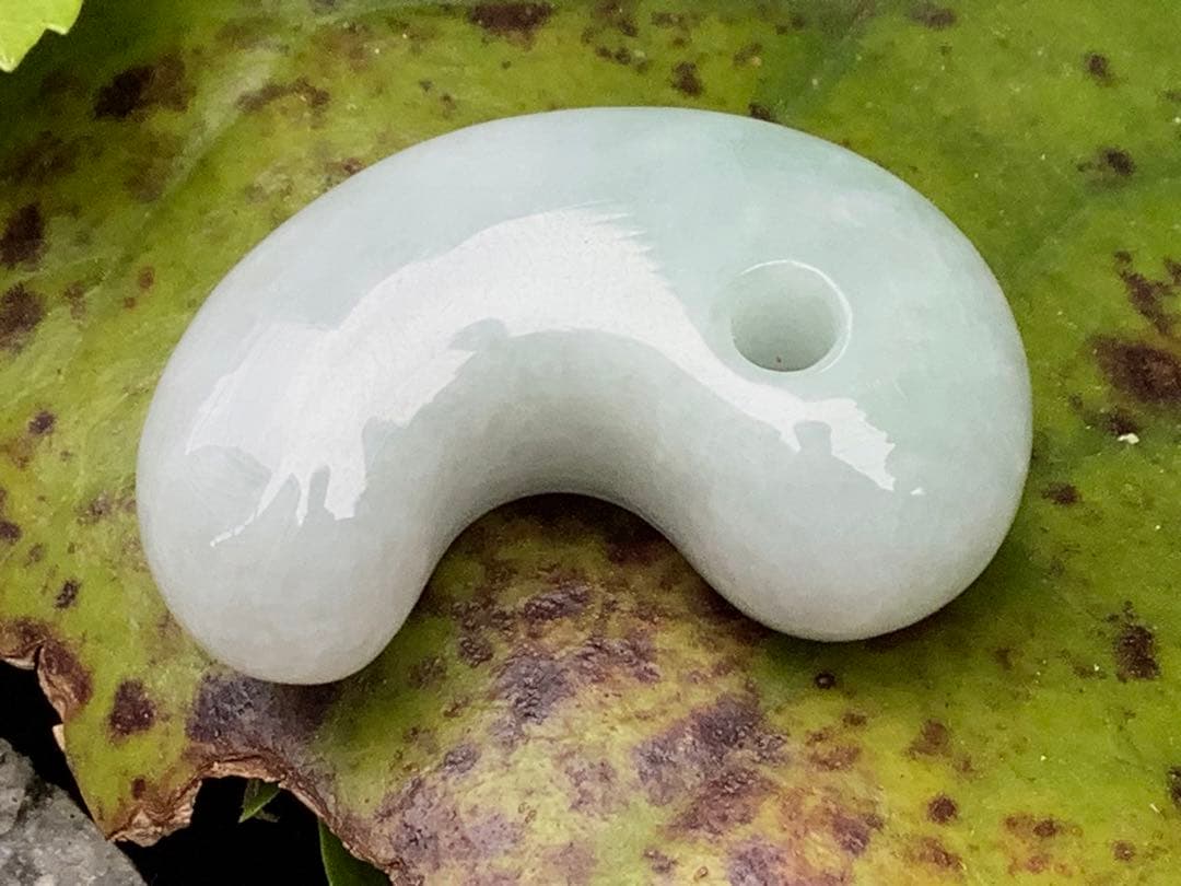 最低20万円以上の勾玉‼️御守り　糸魚川翡翠勾玉　商品に自信あり‼️鑑別書付本物を‼️