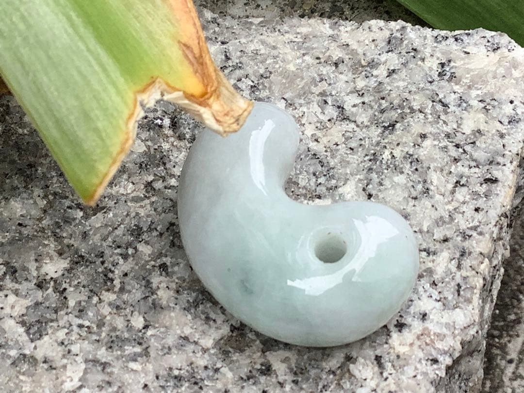 最低20万円以上の勾玉‼️御守り　糸魚川翡翠勾玉　商品に自信あり‼️鑑別書付本物を‼️