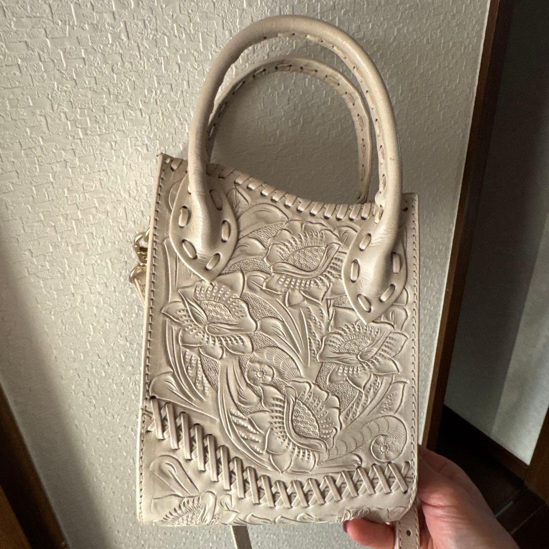 Carving Tribes エンボス花柄ショルダーバッグ
