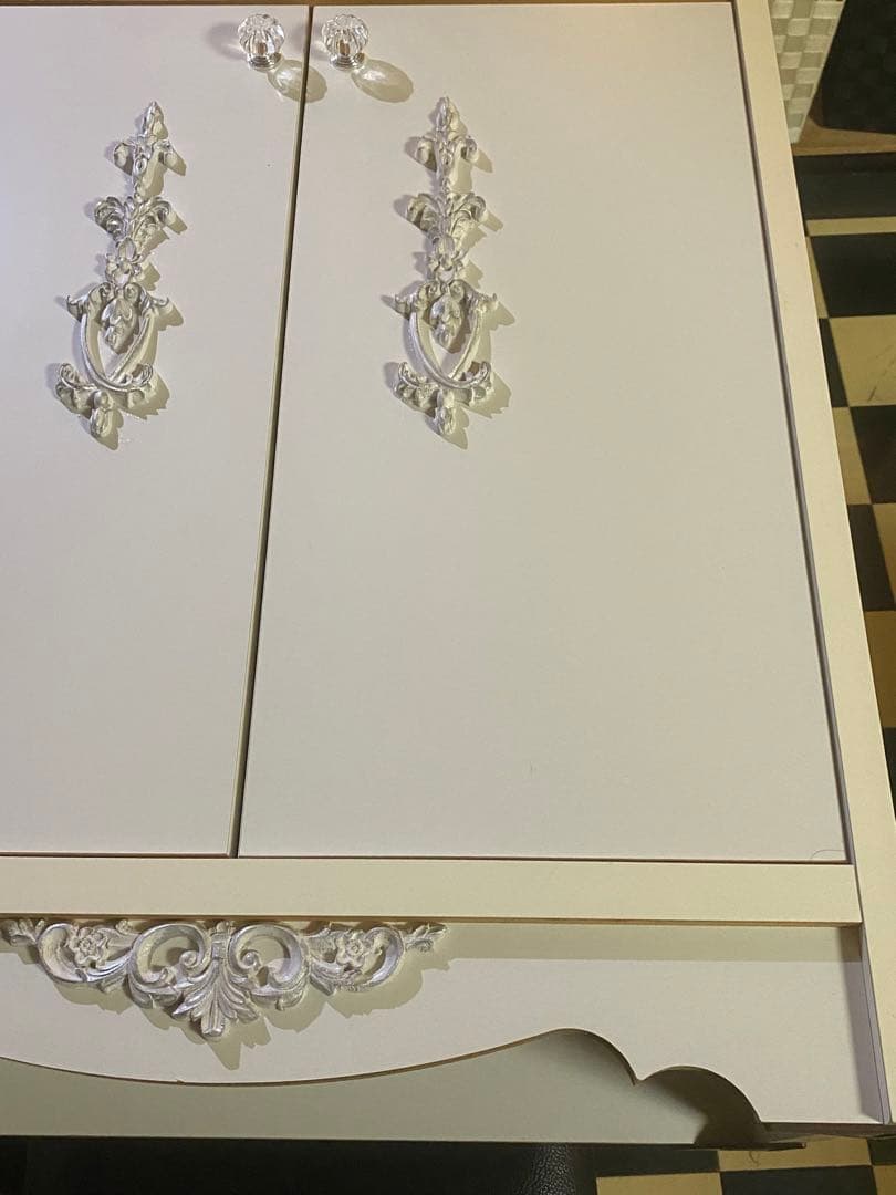 ロココ♦️ホワイトシャビー キャビネット♡コンパクトで大容量♦️コンセント付♦️送料込