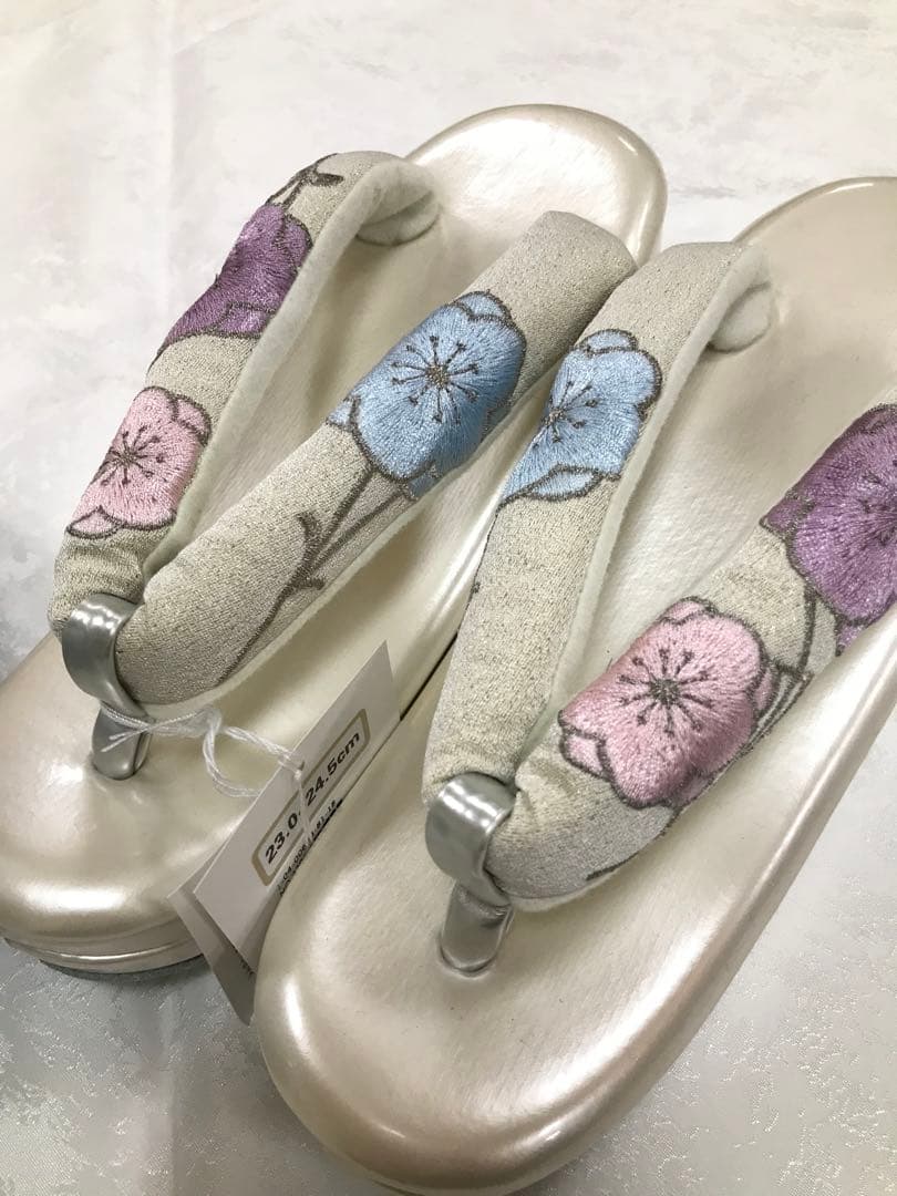 淡いグレーのバッグと花刺繍の草履セット